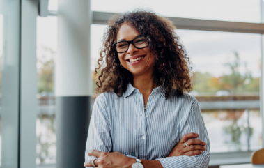 Femme avec des lunettes souriante.