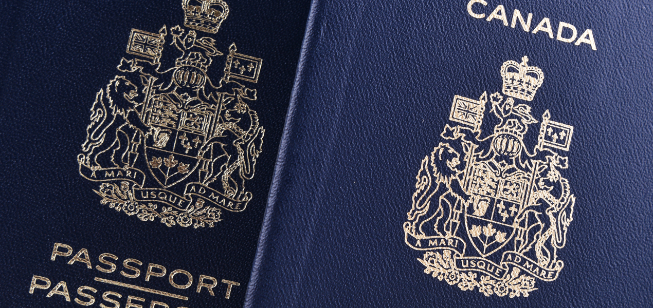 Gros plan sur la couverture de deux passeports canadiens.
