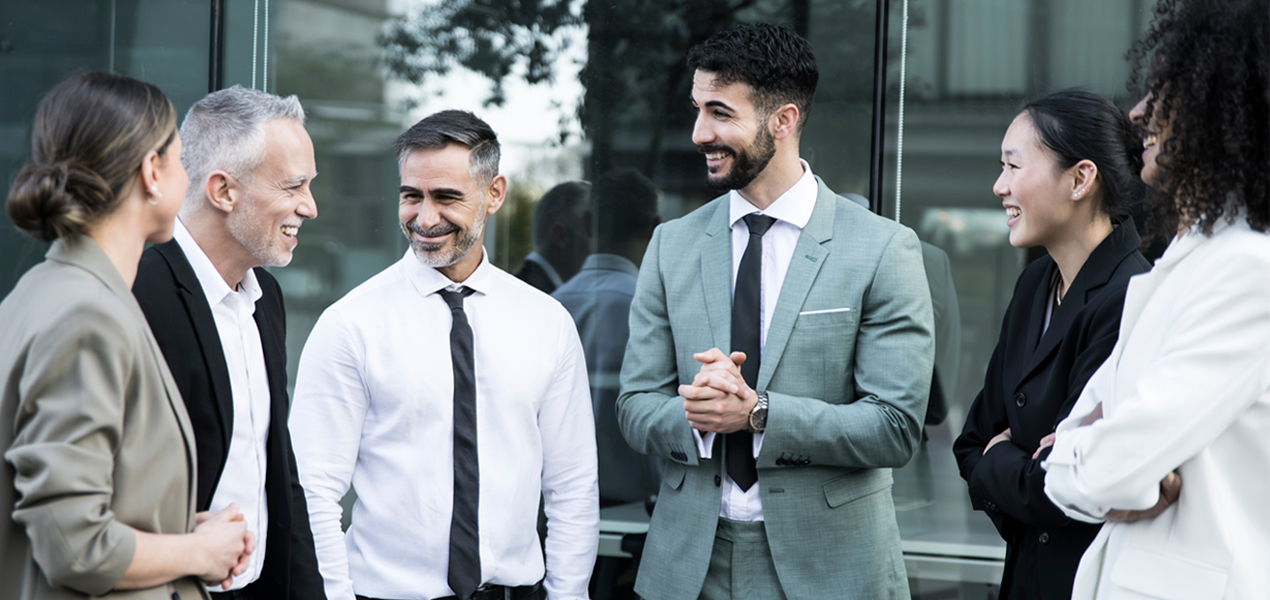 Un groupe d'affaires tenant une réunion informelle en plein air