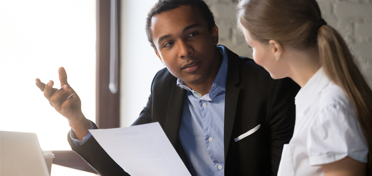 Un homme discutant des détails d'un contrat avec une femme.