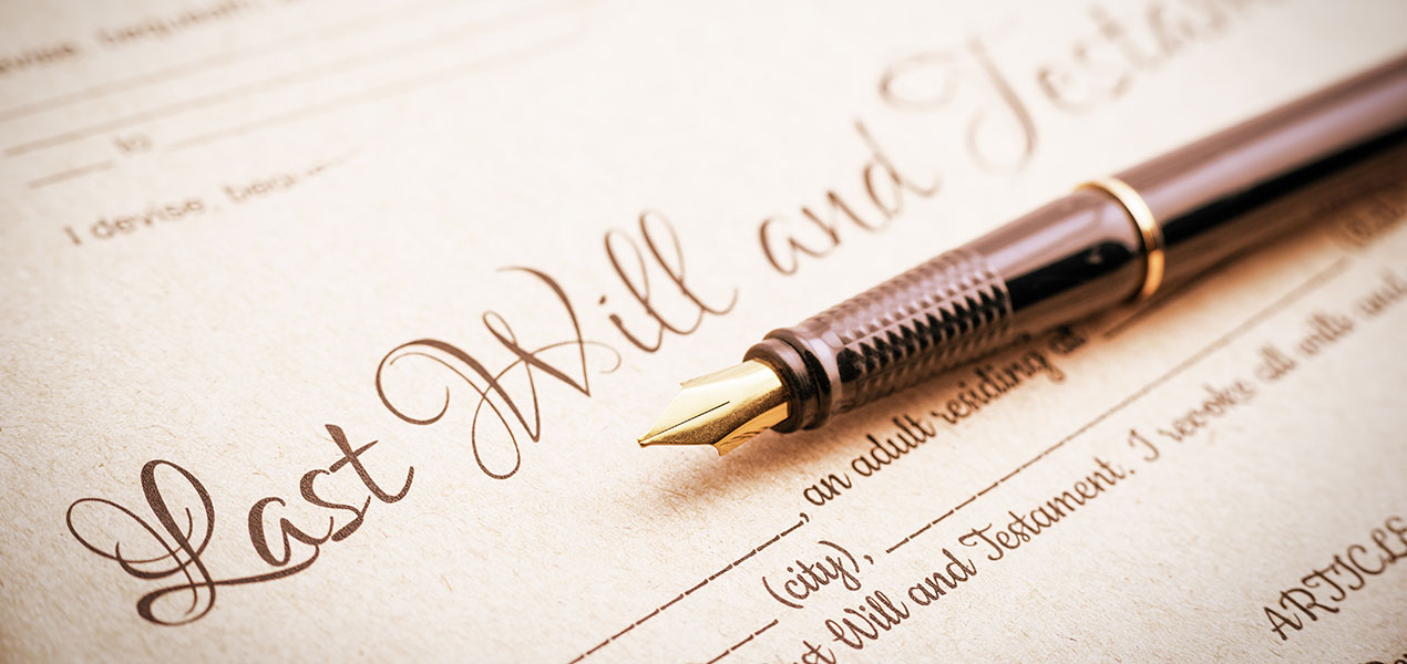 Un stylo-plume posé sur des papiers intitulés « Testament et dernière volonté 